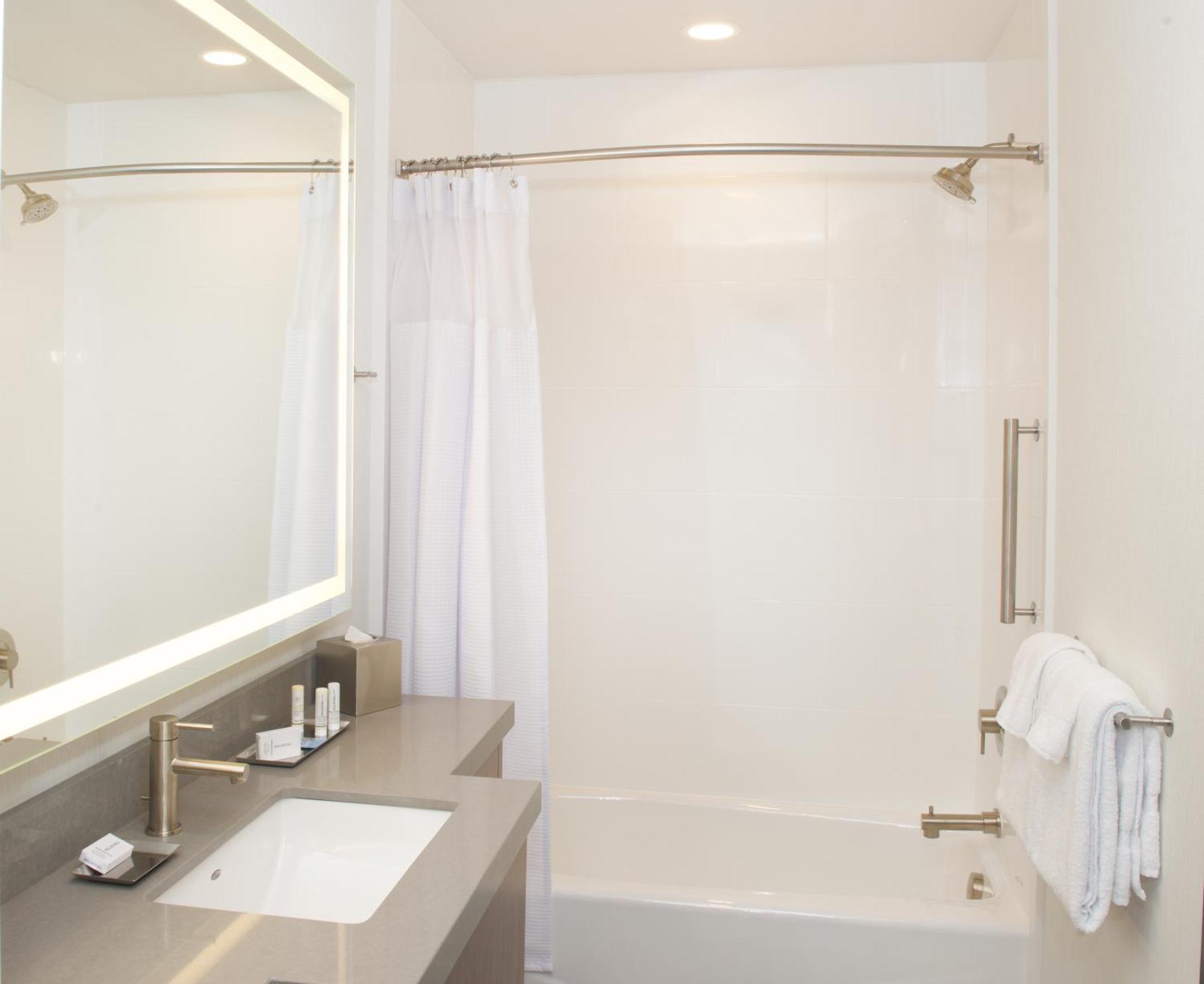 Deluxe Queen Suite with Sofa Bed - Non-Smoking